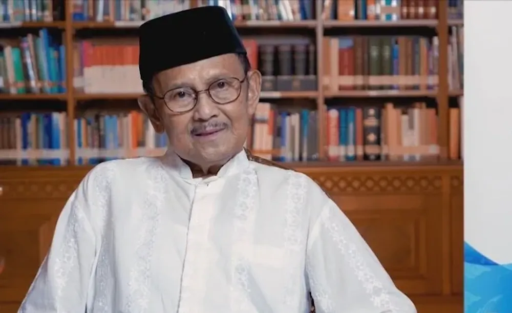 Biografi BJ Habibie: Kisah Inspiratif Bapak Teknologi Indonesia dari Parepare hingga Istana