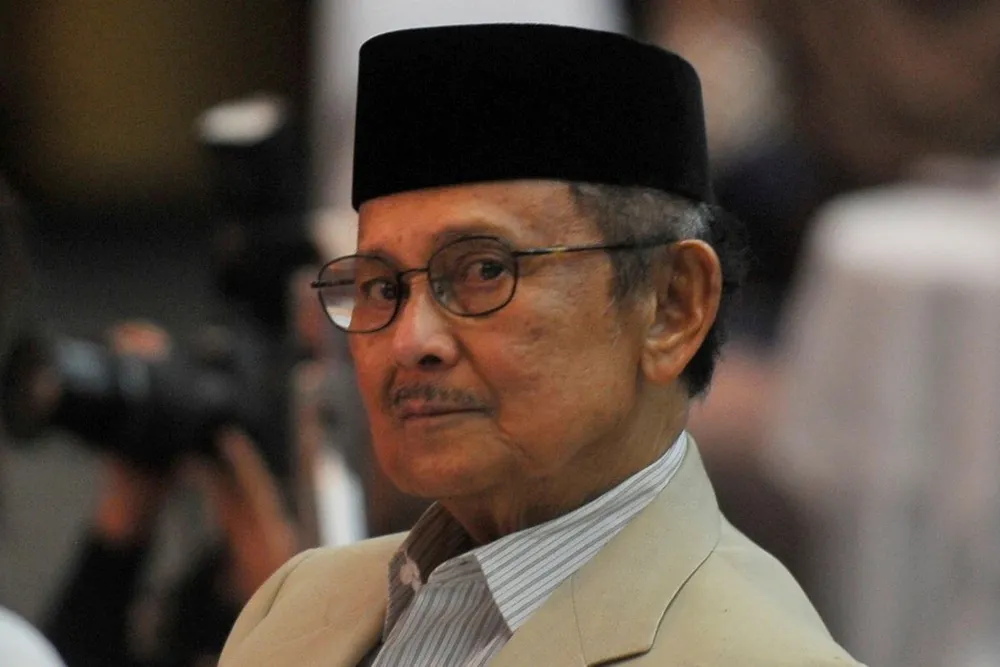 Biografi BJ Habibie: Kisah Inspiratif Bapak Teknologi Indonesia dari Parepare hingga Istana