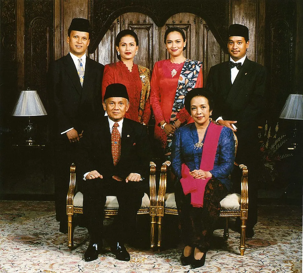 Biografi BJ Habibie: Kisah Inspiratif Bapak Teknologi Indonesia dari Parepare hingga Istana