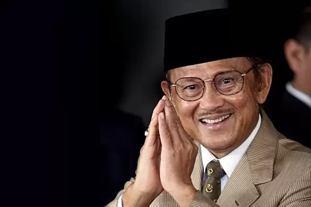 Biografi BJ Habibie: Kisah Inspiratif Bapak Teknologi Indonesia dari Parepare hingga Istana