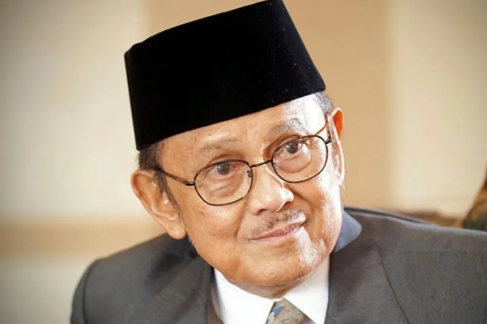 Biografi BJ Habibie: Kisah Inspiratif Bapak Teknologi Indonesia dari Parepare hingga Istana